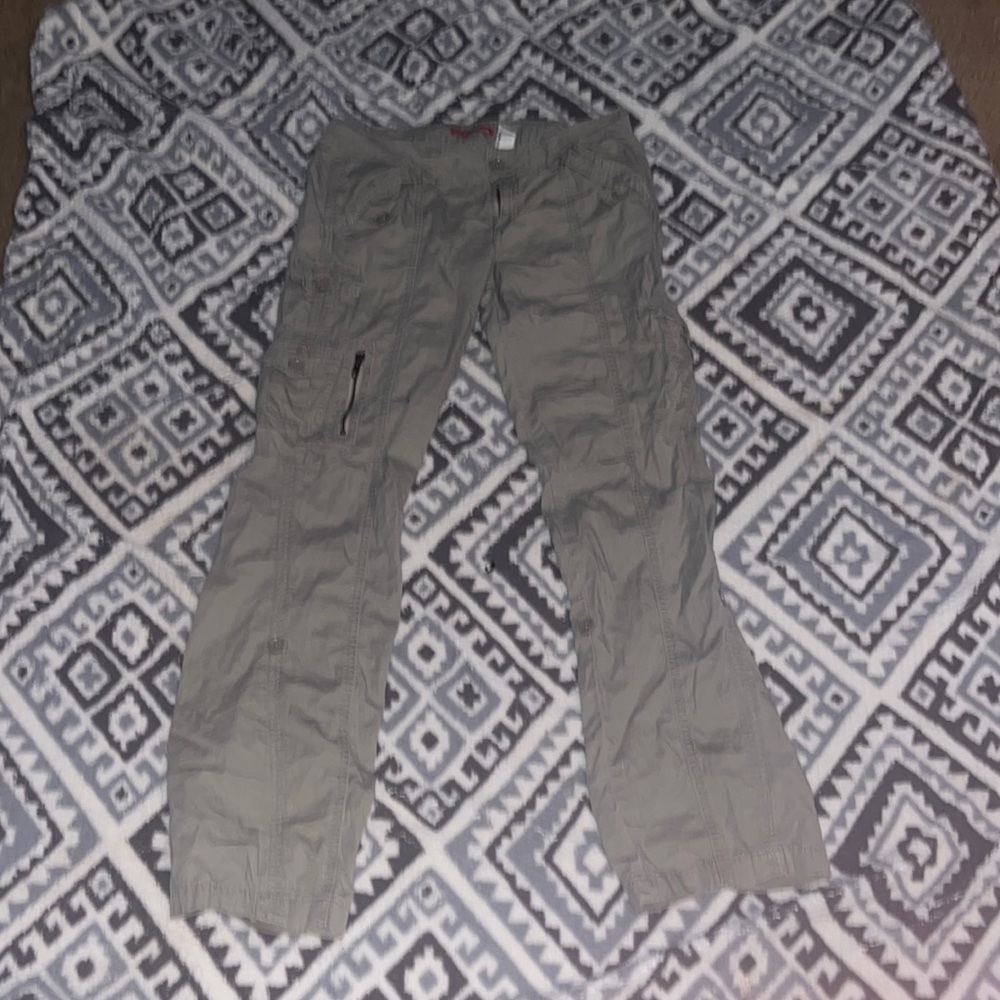 I’m selling green cargo pants size 7